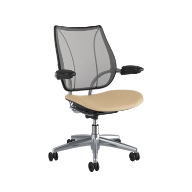 Liberty bureaustoel, rugleuning in zilverkleurige Pinstripe, zitting van Ticino Sand, gepolijst frame met zwarte details