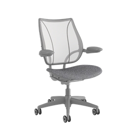 Liberty bureaustoel, rugleuning in Pinstripe White, zitting van Remix 14. Zilverkleurig frame met zilverkleurige details