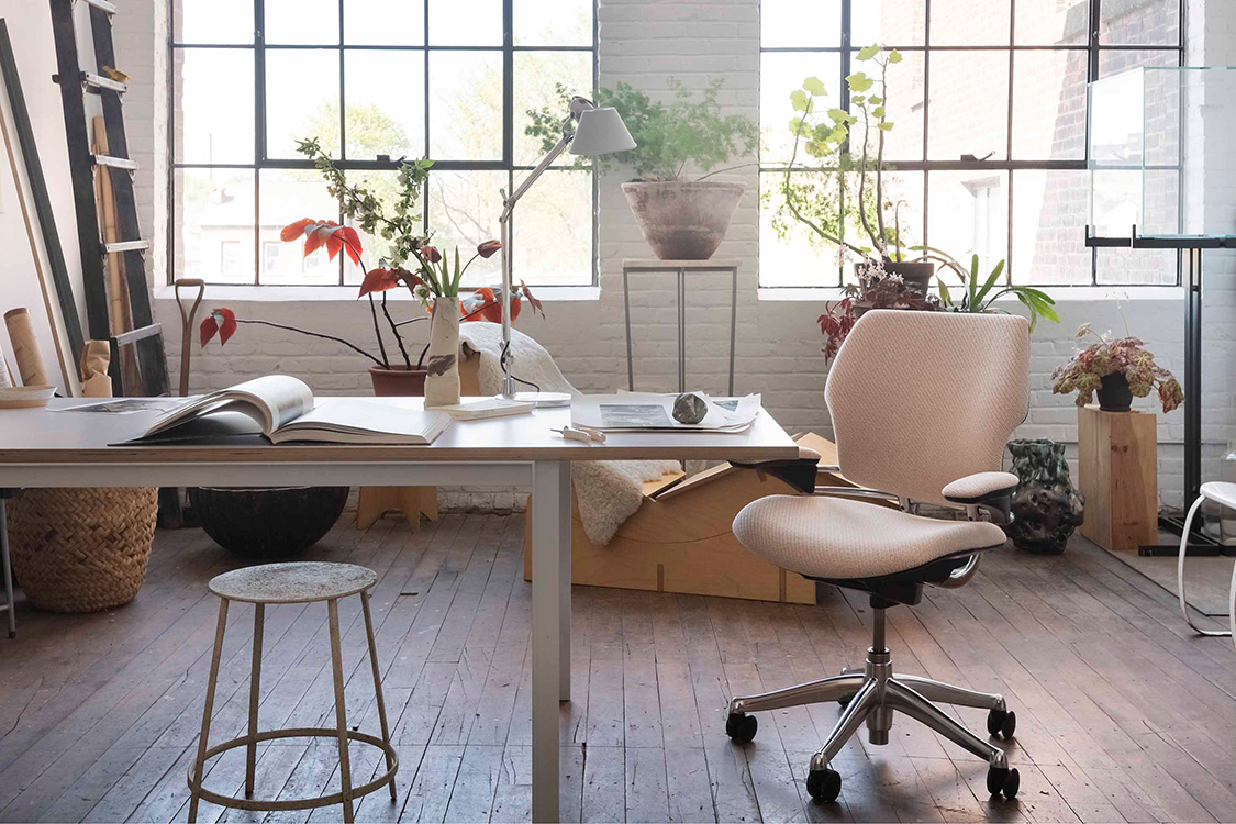 Freedom Task in Kvadrat Coda 2-textiel met gepolijst aluminium frame