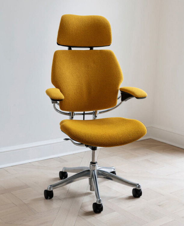Freedom Headrest in Kvadrat Coda 2-textiel met gepolijst aluminium frame