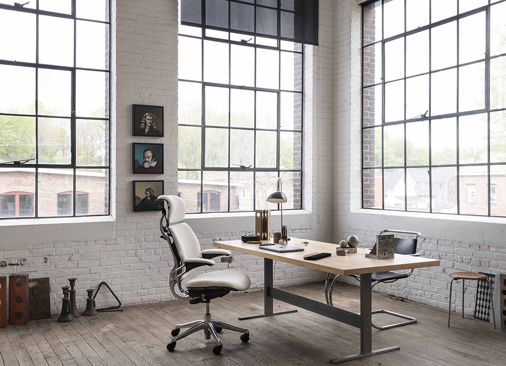 Freedom Task in Kvadrat Elle-textiel met gepolijst aluminium frame